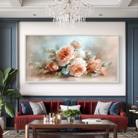 קנבס פרחים יוקרתי בגווני פודרה וקרם.