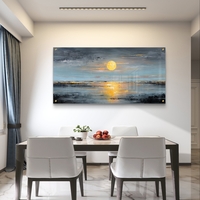 תמונת זכוכית לרוחב עם נוף ים מופשט ושמש זהובה המשתקפת על המים לעיצוב סלון יוקרתי