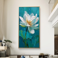 תמונת קנבס לאורך עם פרח לבן פתוח על רקע טורקיז בעיצוב אמנותי רגוע