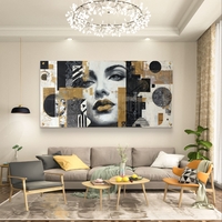 תמונת זכוכית לרוחב עם פורטרט נשי אבסטרקטי בגווני שחור, לבן וזהב לעיצוב סלון מודרני