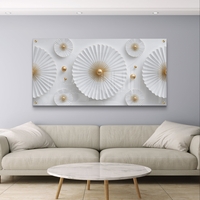 תמונת זכוכית לבן וזהב עם אלמנטים דמויי מניפות/פרחים ותבליט תלת־ממד מינימליסטי