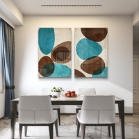 זוג תמונות זכוכית אבסטרקטיות עם צורות אורגניות בגווני טורקיז, חום ושמנת בעיצוב מודרני לבית