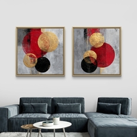 זוג תמונות קנבס מרובעות בעיצוב אבסטרקטי עם מעגלים בגווני אדום, שחור וזהב על רקע אפור, בהדפסה חלקה לעיצוב מודרני ויוקרתי.