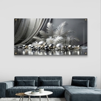 כסף בנוצות – תמונת זכוכית נוצות וכדורים כסופים בשחור-לבן יוקרתי | PN1003