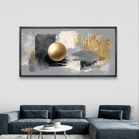 תמונת קנבס אבסטרקטית לרוחב בגווני אפור ושחור עם אלמנט עגול זהוב במרכז בעיצוב מודרני