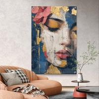 תמונת זכוכית עם דמות נשית בעיניים עצומות, טקסטורות זהב וגווני כחול בעיצוב אמנותי, רגוע ויוקרתי לקיר הבית