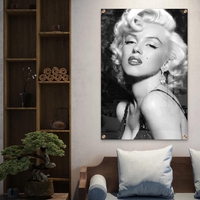 תמונת זכוכית של מרלין מונרו בעיצוב יוקרתי בשחור־לבן, הדפסה חלקה ומדויקת מבית תכשיט לבית – NEXTGEN BY BAR.