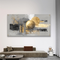 תמונת זכוכית לרוחב בעיצוב אבסטרקטי עם אלמנטים זהובים וגווני אפור מודרניים