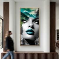 יצירת אמנות מודרנית המשלבת פנים נשיות עם טבע הררי דרמטי.