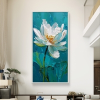 תמונת קנבס לאורך עם פרח לבן פתוח על רקע טורקיז בעיצוב אמנותי רגוע
