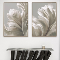 זוג תמונות קנבס בגווני שנהב רכים עם תנועה אלגנטית וזורמת מתוך קולקציית NEXTGEN BY BAR של תכשיט לבית.