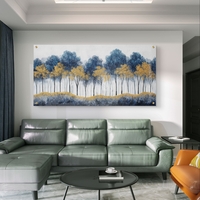 תמונת זכוכית לרוחב עם עצים בגווני כחול וזהב על רקע ערפילי – תכשיט לבית