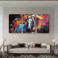 שלישיית תמונות זכוכית עם סוס אבסטרקטי וצבעים עזים בגווני טורקיז, אדום וצהוב בעיצוב מודרני ועוצמתי לסלון