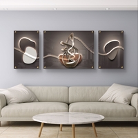 תמונת זכוכית מחולקת בעיצוב אבסטרקטי מודרני עם קווי אור וצורות זורמות