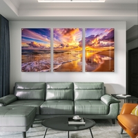 שלישיית תמונות זכוכית של חוף ים בשקיעה עם שמיים צבעוניים והשתקפות על החול, עיצוב יוקרתי לסלון