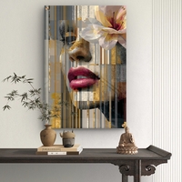 תמונת זכוכית בהדפסה חלקה של דיוקן נשי מופשט עם פרח בהיר, קווים אנכיים ושכבות צבע בגווני זהב, אפור ושחור.