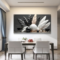 תמונת קיר זכוכית יוקרתית עם נוצות דקורטיביות וכדורים מבריקים לסלון מודרני