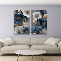 זוג תמונות זכוכית עם פרחים בגווני כחול, לבן וזהב בעיצוב יוקרתי ועדין לסלון