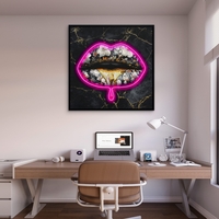 תמונת LED שפתיים פרחוניות על רקע שחור וזהב – הדפס משודרג עם מריחות צבע, מופעלת על סוללות עם שלט רחוק