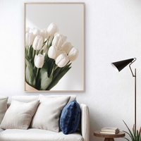 תמונת קנבס של זר טוליפים לבנים ברקע בהיר וסגנון נקי – NEXTGEN BY BAR