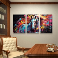 שלישיית תמונות זכוכית עם סוס אבסטרקטי וצבעים עזים בגווני טורקיז, אדום וצהוב בעיצוב מודרני ועוצמתי לסלון