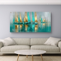 תמונת זכוכית עם מפרשים בגווני טורקיז וזהב משתקפים במים – תכשיט לבית