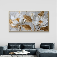 תמונת קנבס לרוחב עם פרחי לוטוס לבנים ועלים מוזהבים בעיצוב אלגנטי ורגוע לסלון