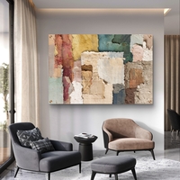 תמונת זכוכית אבסטרקטית עם שכבות וטקסטורות בגווני אדמה, חול ותכלת בעיצוב מודרני ורגוע