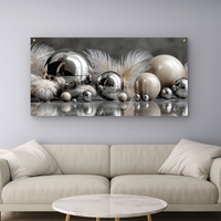 תמונת זכוכית לרוחב עם כדורי מתכת מבריקים ונוצות בגווני כסף ושמנת, בעיצוב יוקרתי ומודרני מתוך קולקציית תכשיט לבית.