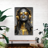 תמונת זכוכית עם דמות נשית, אוזניות ומשקפי שמש בגווני שחור וזהב בעיצוב מודרני, נועז ויוקרתי לקיר הבית