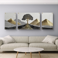 תמונת זכוכית מחולקת טריפטיכון עם עץ מוזהב ופסגות זהב על רקע קווים שחורים – תכשיט לבית