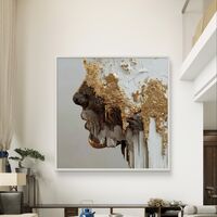 יצירת אמנות מודרנית עם פנים נשיות ונגיעות זהב מטאלי.