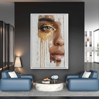 דיוקן נשי אומנותי עם מבט זהוב על קנבס בגווני חום, קרם וזהב בהדפסה חלקה