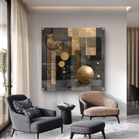 תמונת זכוכית מרובעת בעיצוב אבסטרקט גאומטרי בגווני שחור וזהב עם אלמנטים עגולים ומלבניים