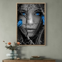 מבט כחול בין ענפים – תמונת קנבס דרמטית בשחור לבן וכחול | DX5115