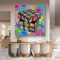 תמונת קנבס מרובעת צבעונית עם קובייה תלת־ממדית ודמויות פופ בסגנון גרפיטי, מסר של יצירתיות וחשיבה מחוץ לקופסה