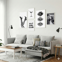 סט קנבס של חמש תמונות שחור לבן עם אייקונים של אופנה, נשיות וטקסט גרפי בעיצוב מודרני