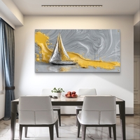 תמונת זכוכית מודרנית עם סירת מפרש כסופה וזרימות צבע זהב על רקע אפור, בעיצוב יוקרתי ובהדפסה חלקה ומבריקה.