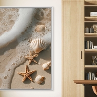 תמונת קנבס של חוף ים עם צדפים וכוכבי ים בגל קצף עדין – קולקציית NEXTGEN BY BAR