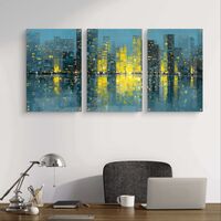 שלישיית תמונות זכוכית עם נוף עירוני אבסטרקטי ואורות זהב המשתקפים במים בעיצוב מודרני