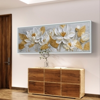 תמונת קנבס פנורמית עם פרחים לבנים ועלים מוזהבים על רקע בהיר בעיצוב אלגנטי ויוקרתי לבית