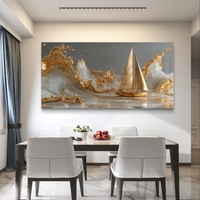 תמונת זכוכית לרוחב עם סירת מפרש מוזהבת החוצה גלים בגווני זהב ואפור בעיצוב יוקרתי לבית