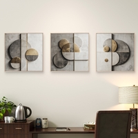 שלישיית תמונות קנבס גאומטריות בגווני אפור וזהב בעיצוב מודרני – מתוך קולקציית NEXTGEN BY BAR של תכשיט לבית.