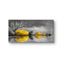 תמונת זכוכית רוחבית של אבנים מוזהבות מעל מים עם רקע אפור דרמטי – תכשיט לבית