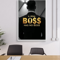תמונת קנבס עם הכיתוב “A Real Boss Has No Boss” בזהב ודמות גבר בחליפה – תמונת מוטיבציה יוקרתית