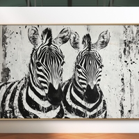תמונת קנבס אמנותית בשחור-לבן של זוג זברות עם הדפסה חלקה ואיכותית – מתוך קולקציית NEXTGEN BY BAR של תכשיט לבית.