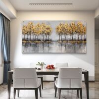 תמונת זכוכית לרוחב עם שורת עצים בגווני זהב והשתקפות על פני מים