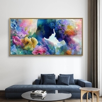 קנבס רומנטי גדול עם פרחים עשירים ורקע אמנותי עדין.