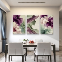 שלישיית תמונות זכוכית אבסטרקטיות עם פרחים וצללית נשית בגווני סגול וירוק בעיצוב מודרני ועדין