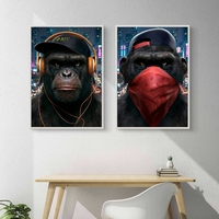 תמונת קנבס זוגית בסגנון אורבני של דמויות קופים עם אוזניות וכיסוי פנים, מסר של עוצמה, זהות וחופש